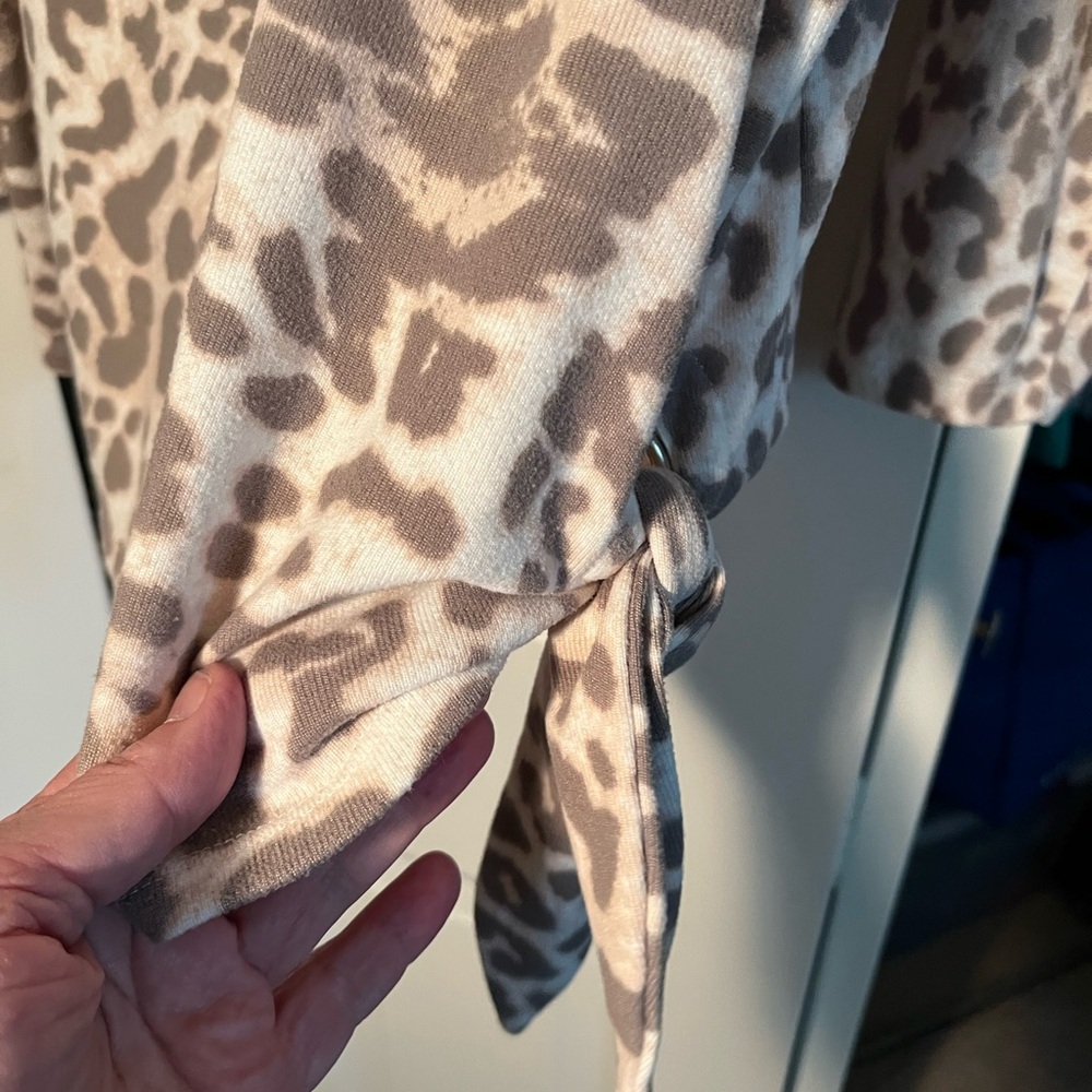 Belle Kim Gravel Soft Animal Print Sweatshirt Tie Detail - Picture 3 of 7